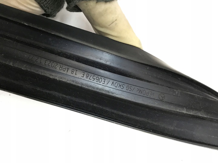 фото №11, Mercedes gla ii h247 2021 прокладка рамка стёкла дверь зад левая a2477354300