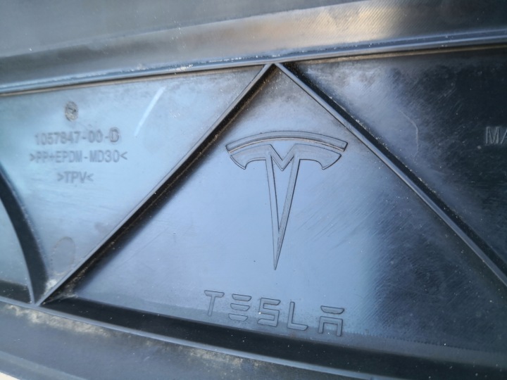 фото №14, Tesla s рестайлінг 16- забірник  кермо повітря перед