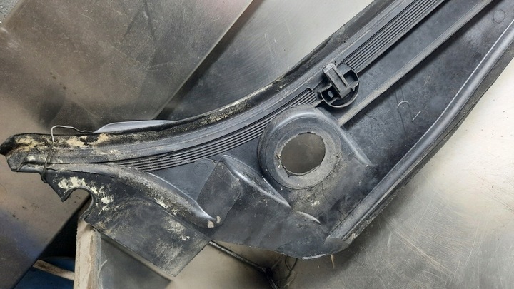 фото №14, Панель под лобовым стеклом 7027083 bmw e61 03-07r 2.0d