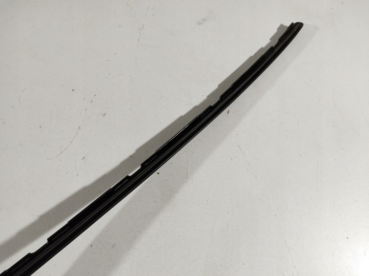 фото №16, Volvo v40 12- планка стёкла левая