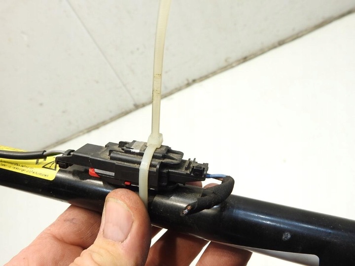 фото №3, Натяжитель ремня безопасности левый перед renault clio iii 8200794023