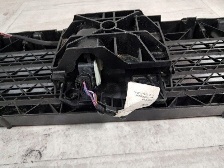фото №8, Audi a4 b9 a5 8w рестайлінг ролета жалюзі кермо повітря 8w0807663