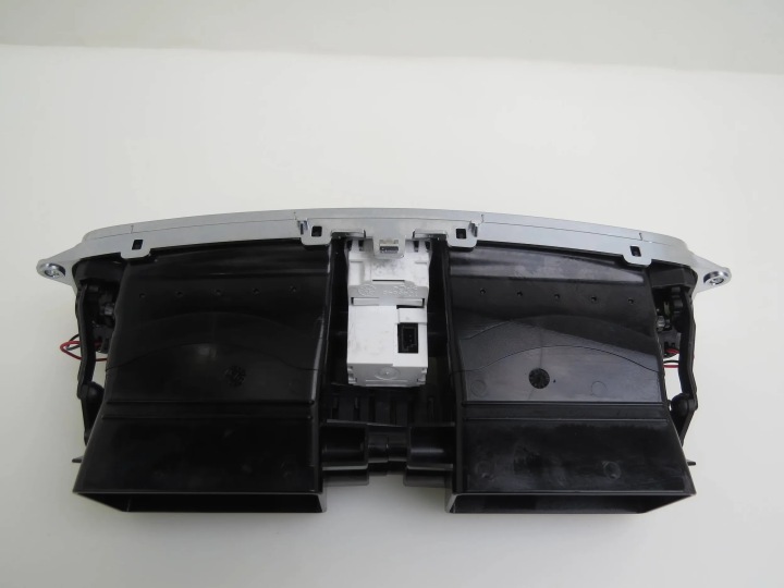 фото №9, Решётка воздуховод средняя часы 2188300754 mercedes cls w218