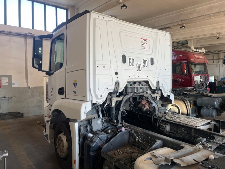 фото №5, Mercedes actros mp4 кабина w całości lub na запчасти