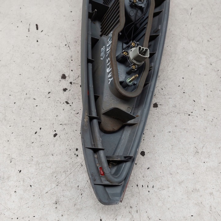 фото №7, Toyota yaris verso лампа права задня eu