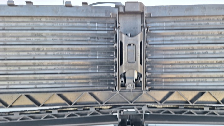 фото №8, Mercedes a w177 жалюзи верхняя i нижняя комплект оригинал