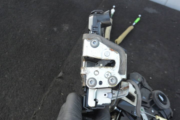 фото №9, Замок дверь правый левый перед toyota prius plus + европа