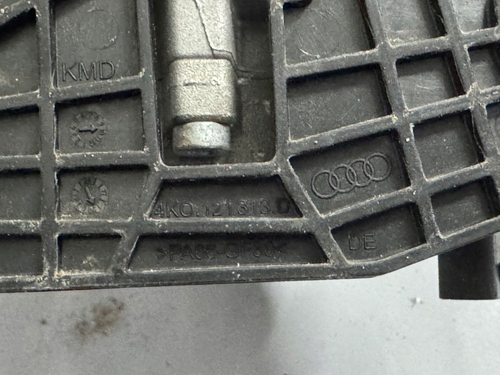 фото №4, Тримач насоса, водяна помпа  audi a6, a7,s6,s7,c8 8k0965567b,4k0121313d