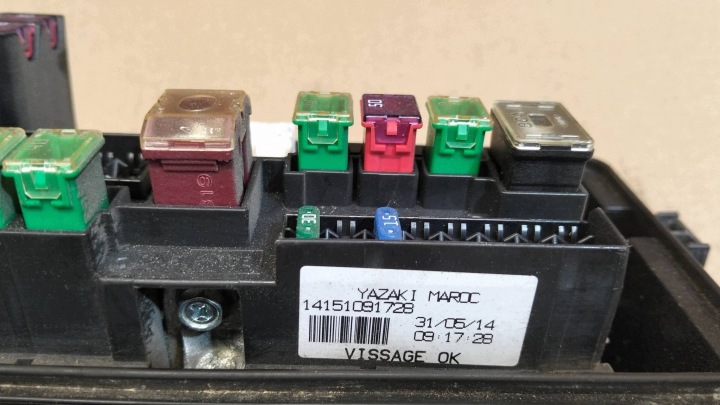 фото №6, Блок запобіжників комплектна перед nissan cabstar nt400 14151091728