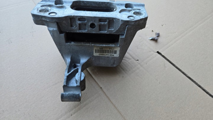 фото №4, Подушка кронштейн двигателя коробки jeep cherokee kl 2015 2.4b p68164709ad