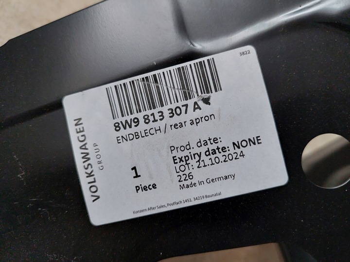 фото №10, Pas задний - планка закрывающая - audi a4 b9 - 8w9 - универсал - новый