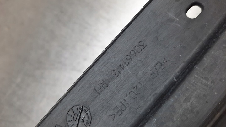 фото №6, Планка прокладка обтікач двері правий перед 30661413 volvo v50 04-12r