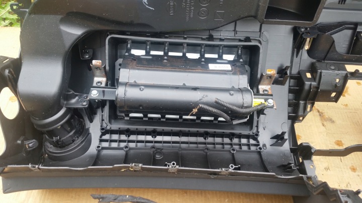 фото №16, Торпедо консоль подушки ремені nissan qashqai i j10 06-