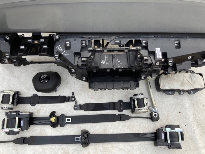 фото №6, Skoda enyaq панель консоль капот подушки воздушные подушка безопасности ремни pas rege !