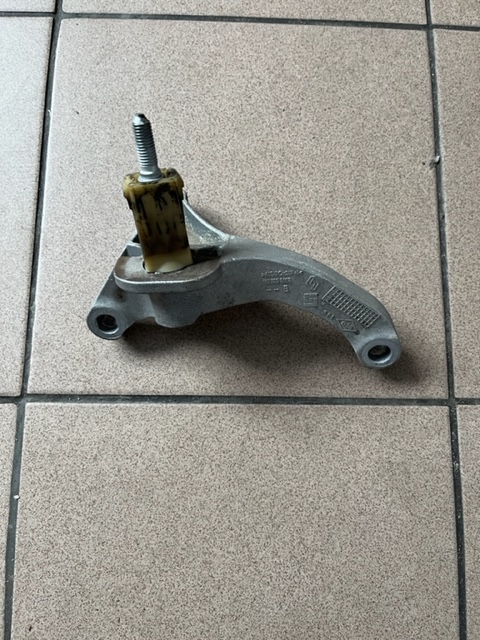 фото №1, Кронштейн лапи коробки коробки передач автомат renault captur рестайлинг 1,2