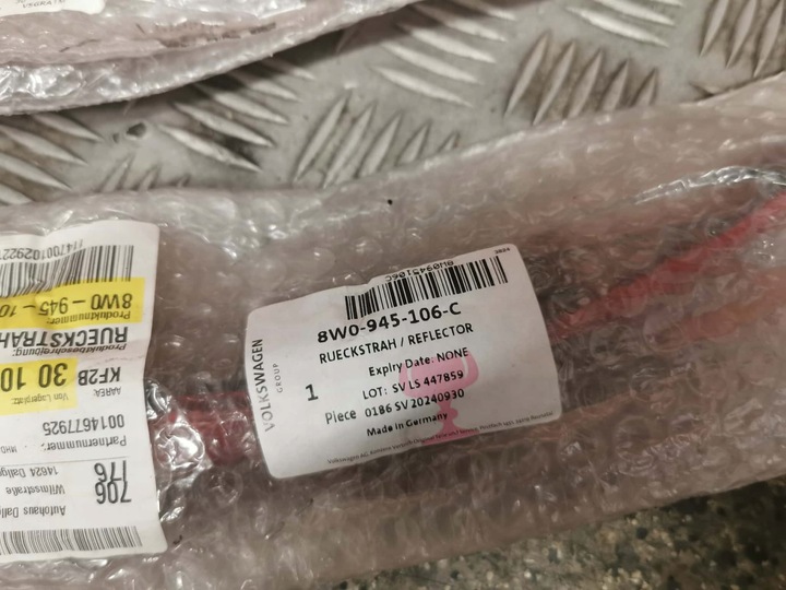 фото №2, Audi a4 b9 15- відбивач накладка зад 8w0945105c 8w0945106c