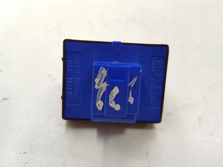 фото №8, Volkswagen passat b6 2010 кнопка відкривання заливання пального