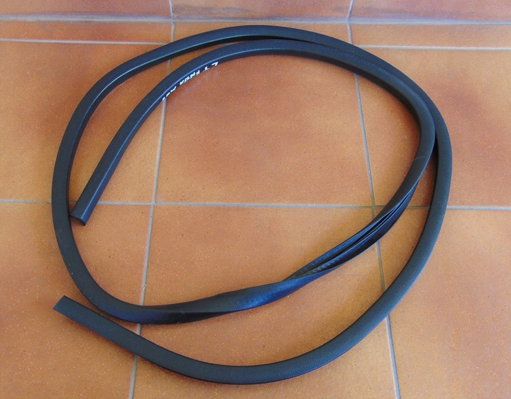 фото №1, Fiesta mk6 02-08 прокладка дверь левый зад karoser.