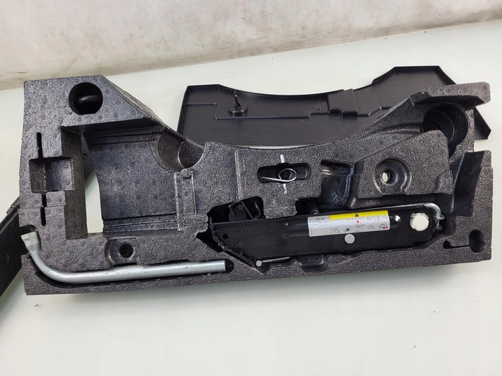 фото №13, Vw passat b7 sedan набор инструментов ремонтный домкрат ушко ключ защита