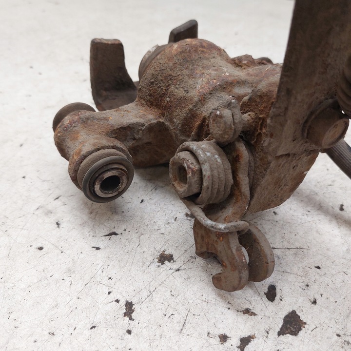 фото №7, Kia carens ii 2 супорт гальмівний праві зад чавунний