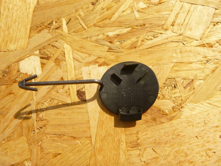 фото №2, Audi a1 s-line 10-14 заглушка фаркоп hak бампер перед 8x0807241a