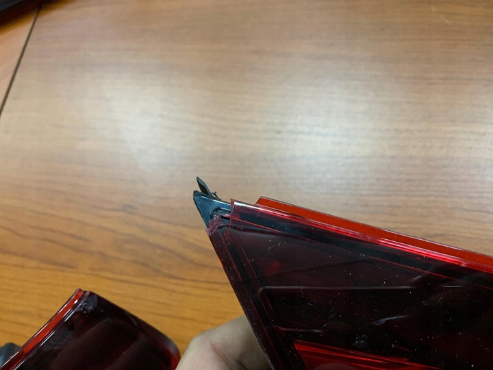 фото №7, Пошкоджені лампи mercedes w213 рестайлінг w кришка багажника l r