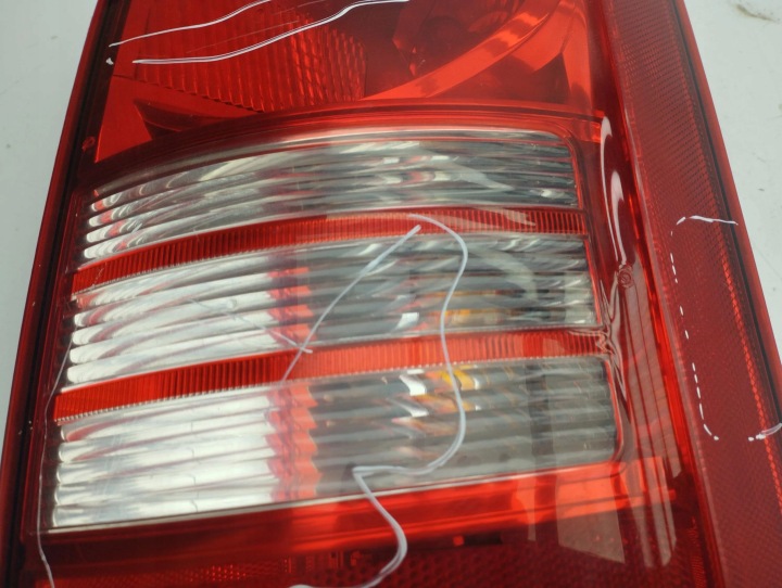 фото №11, Chrysler town & country v 2008 правая сторона фара задняя