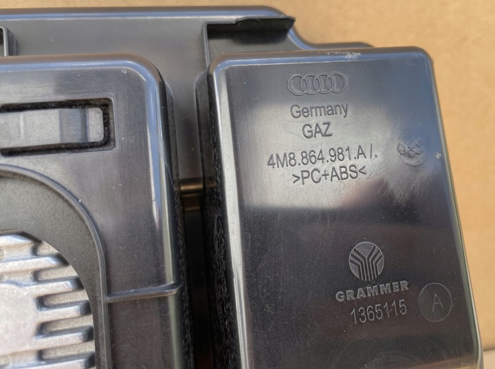 фото №5, Зарядний пристрій індукційна usb 4m8864981a audi q8 jak нове комплект