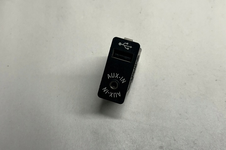 фото №11, Додатковий з'єднувач мультимедіа aux/usb bmw 7 f01, f02 9237653 4.4l