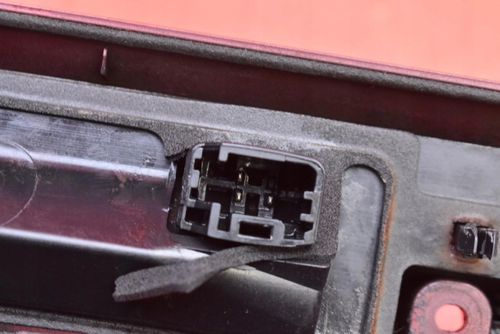 фото №12, Накладка кришки зад задня червона 08663726 volvo s40 v40 2 ii sedan 04-07