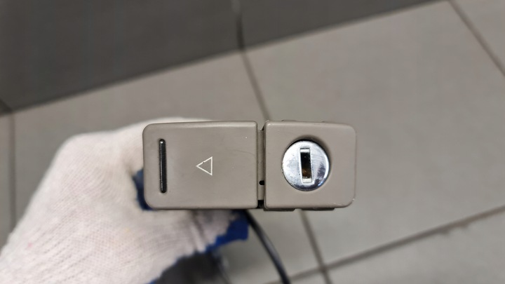 фото №5, Замок бардачка пасажира audi a8 d2 eu 4d1857147c