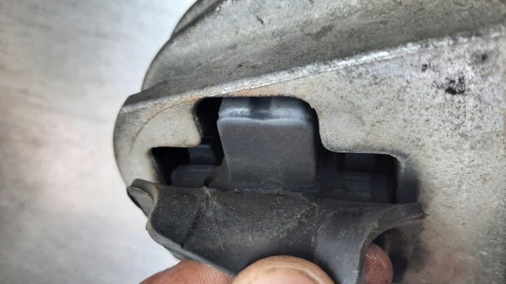 фото №8, Подушка кронштейн двигателя 30680770 volvo s60 v70 ii s80