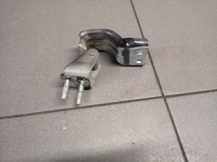 фото №1, Петля крышки багажника правые passat b6 3c9827302d