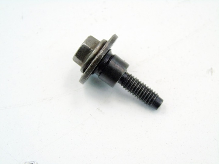 фото №2, Винт крышки клапанов 2.3 vr5 v5 passat b5 golf 4 bora i toledo 2