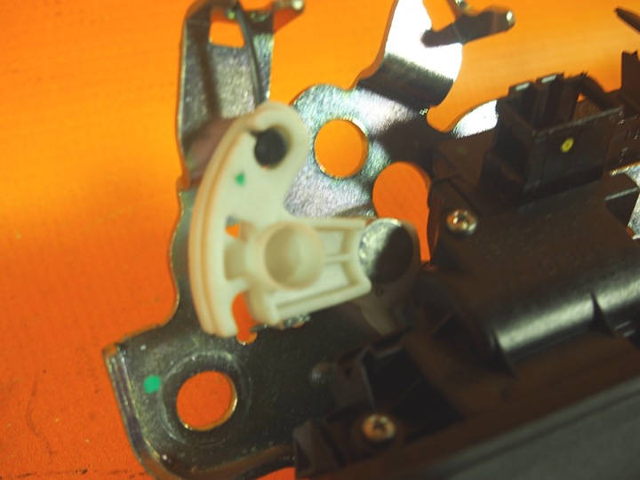 фото №7, Audi tt 8s замок крышки зад защита 8r0827505a