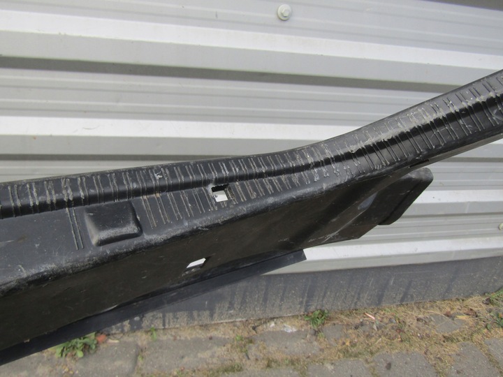 фото №9, 1 mercedes w124 sedan пластик защита багажника ремня замка заднего