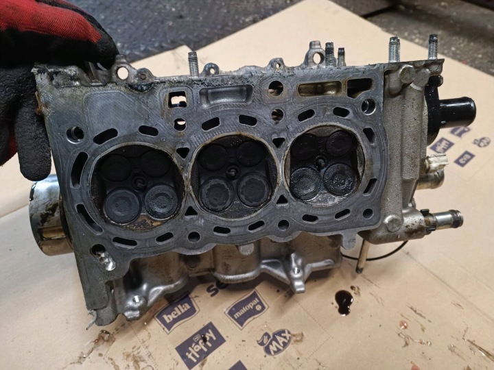 фото №5, Головка двигателя yaris ii 1.0 1kr 09- pod egr