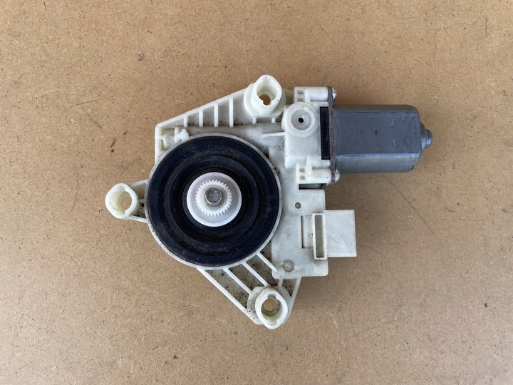 фото №1, Mercedes c-klasa w205 двигунчик скла праві перед