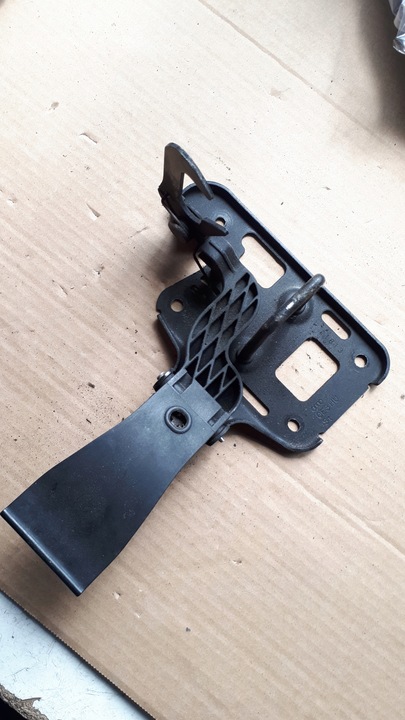 фото №8, A4 b8 s4 засов открывания капота 8t0823480 a5 s5