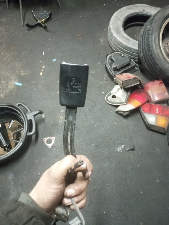 фото №1, Застібка ременя лівий перед passat b6 b7 3c0857755