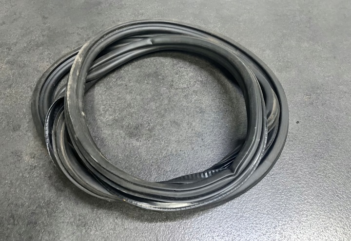 фото №1, Прокладка дверь задних audi a6 c7 4g9833721a