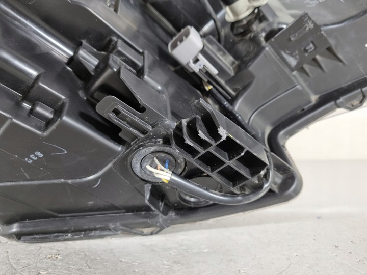 фото №11, Toyota avensis t27 рестайлинг лампа левая перед обычная eu