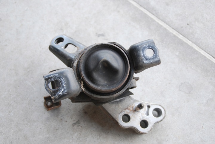 фото №4, Toyota rav4 iii 2.2 d-cat подушка двигуна кронштейн