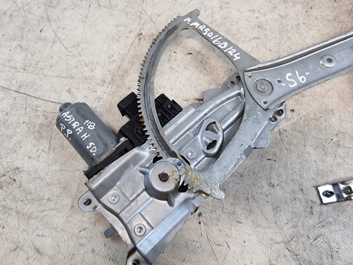фото №15, Стеклоподъемник правый перед oem номер 13100418 opel astra h iii hb 5d