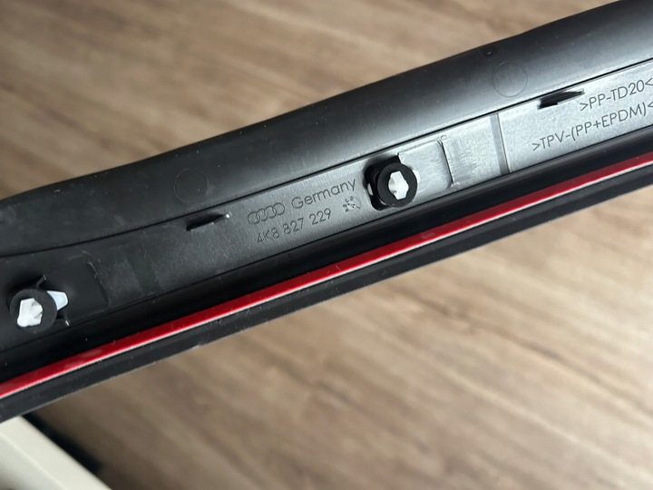 фото №11, Audi a7 s7 rs7 c8 2018- планка прокладка верхня кришки багажника 4k8 оригінал