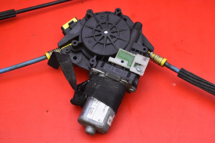 фото №12, Стеклоподъемник правый перед eu 606815920 alfa romeo gt 937 купе 03-10