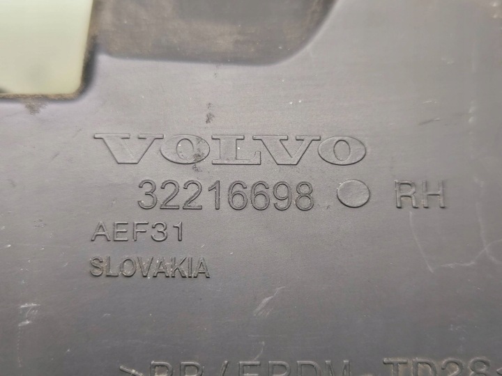 фото №8, Volvo xc60 2019 правая сторона молдинг / накладка na крыло передний