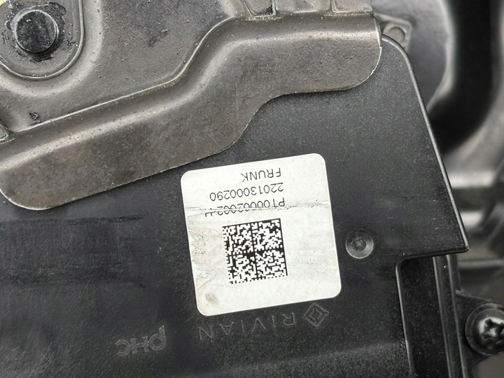 фото №7, Rivian r1t pas перед замок