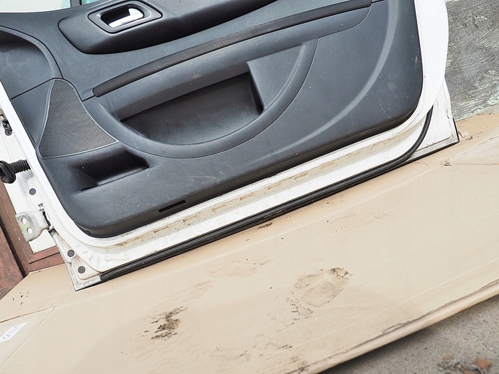 фото №8, Citroen c4 купе 3-d дверь правые лак запчасть белый красивый