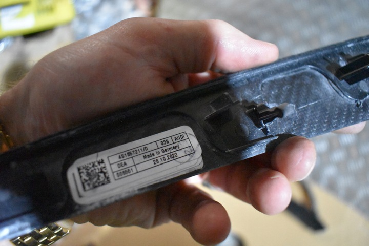 фото №7, Идеальные планки декоры консоли карбон audi r8 1